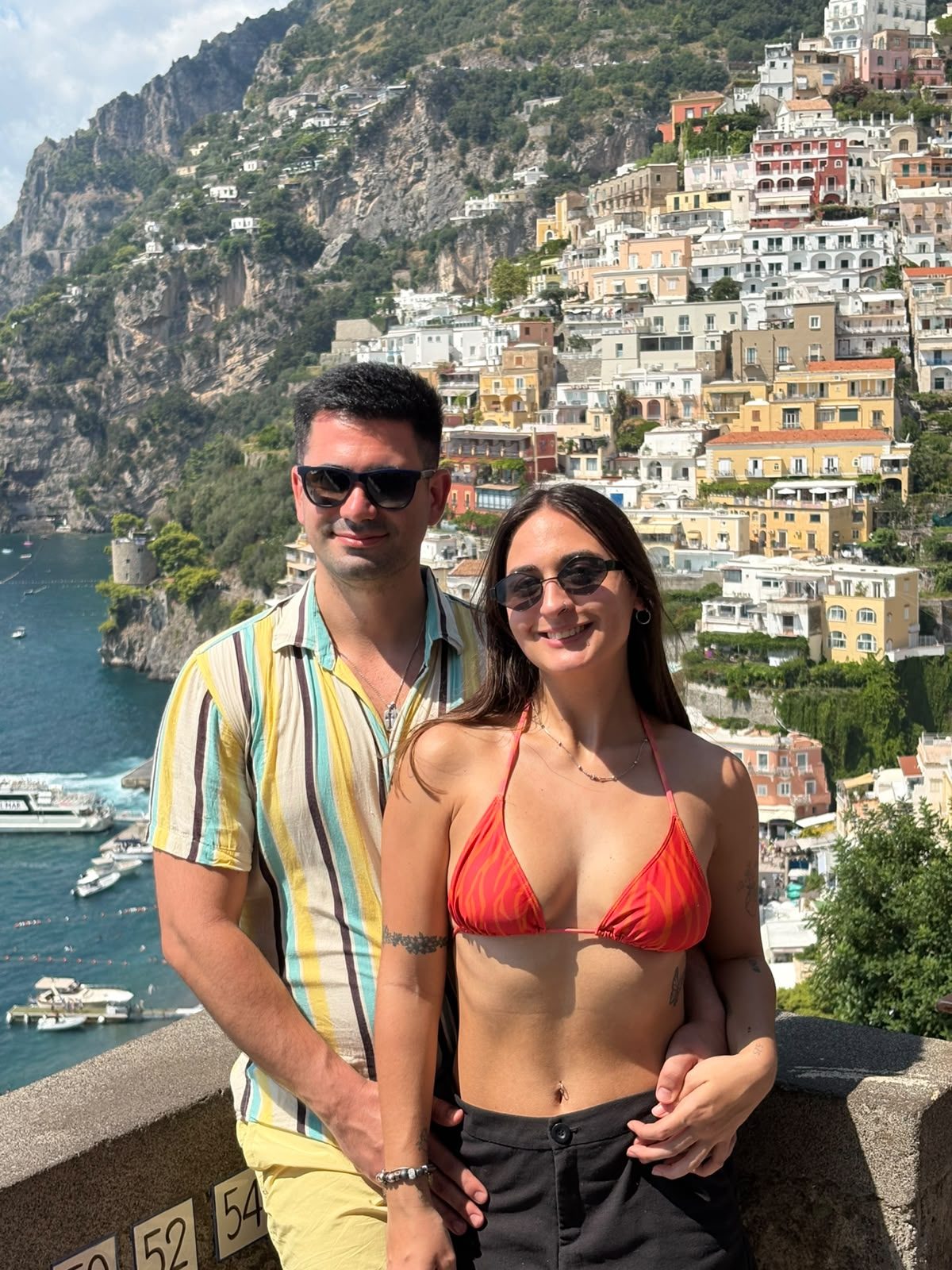 Pareja frente a Positano, Costa Amalfitana