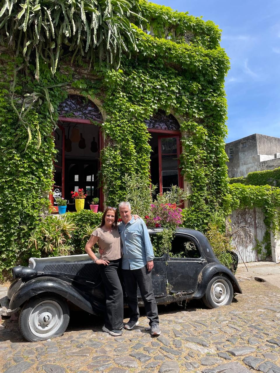 Pareja en una calle empedrada de Colonia del Sacramento