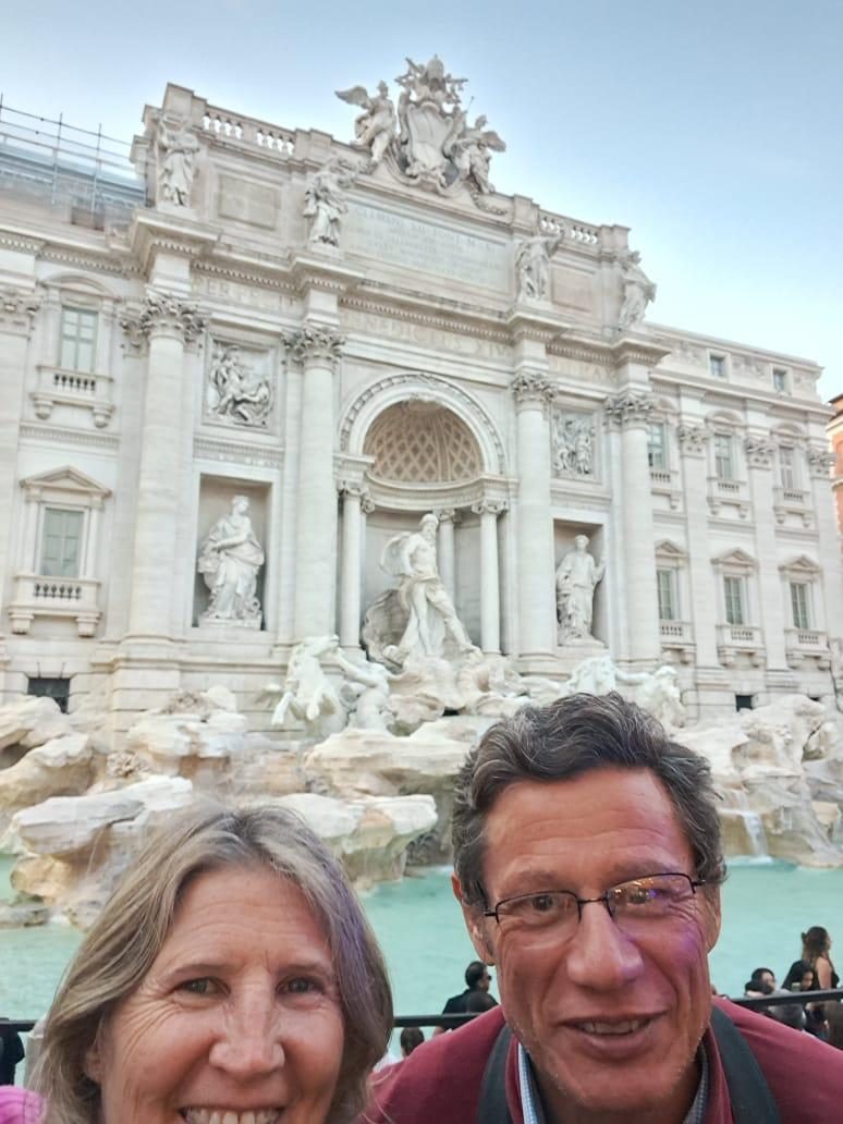 Pareja frente a la Fontana di Trevi en Roma