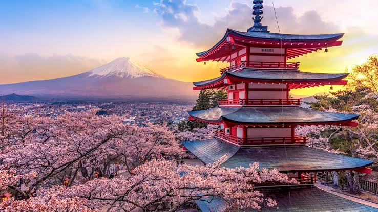 Pagoda Chureito con el monte Fuji y cerezos en flor