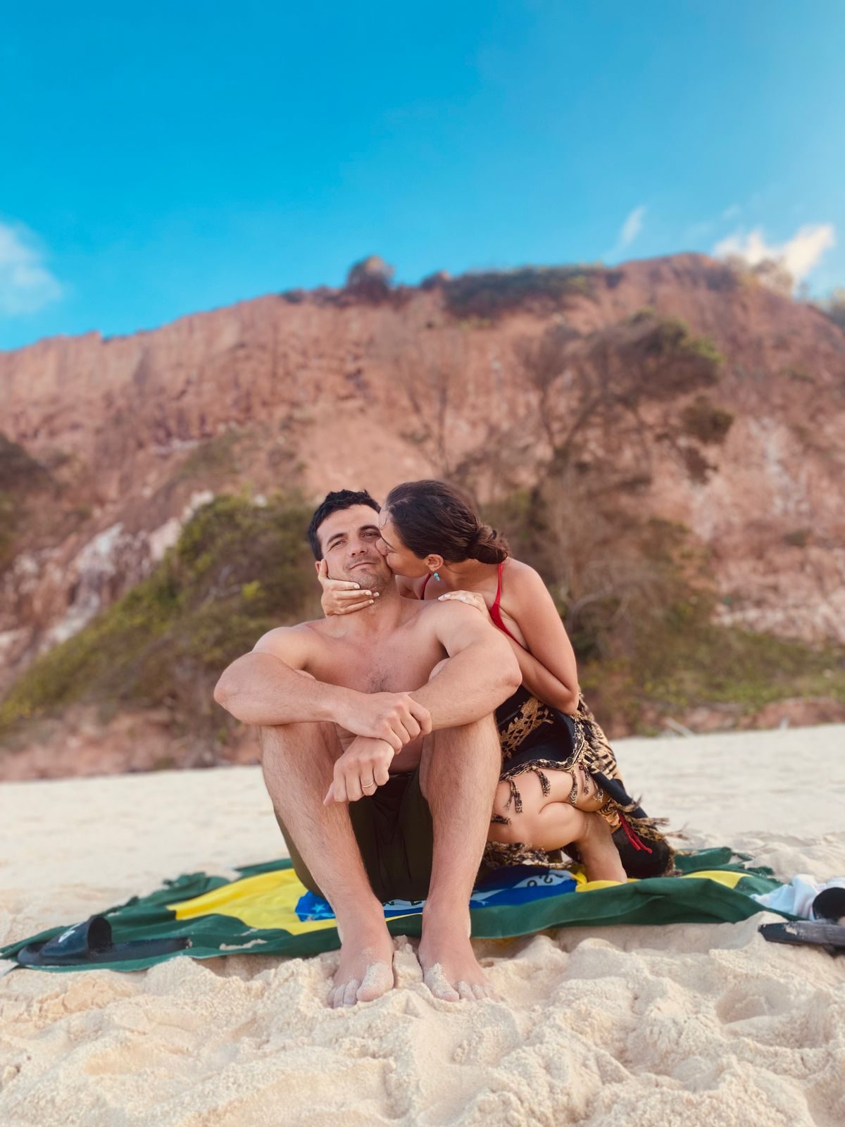 Pareja en la playa de Pipa, Brasil