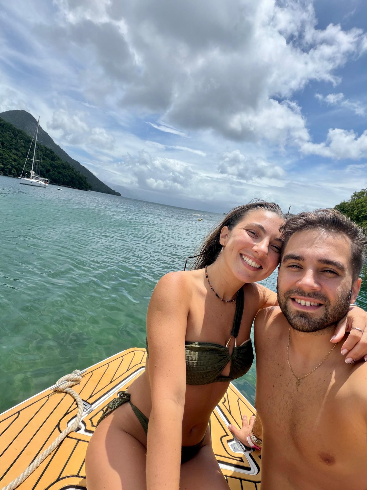 Pareja en lancha en Ilha Grande