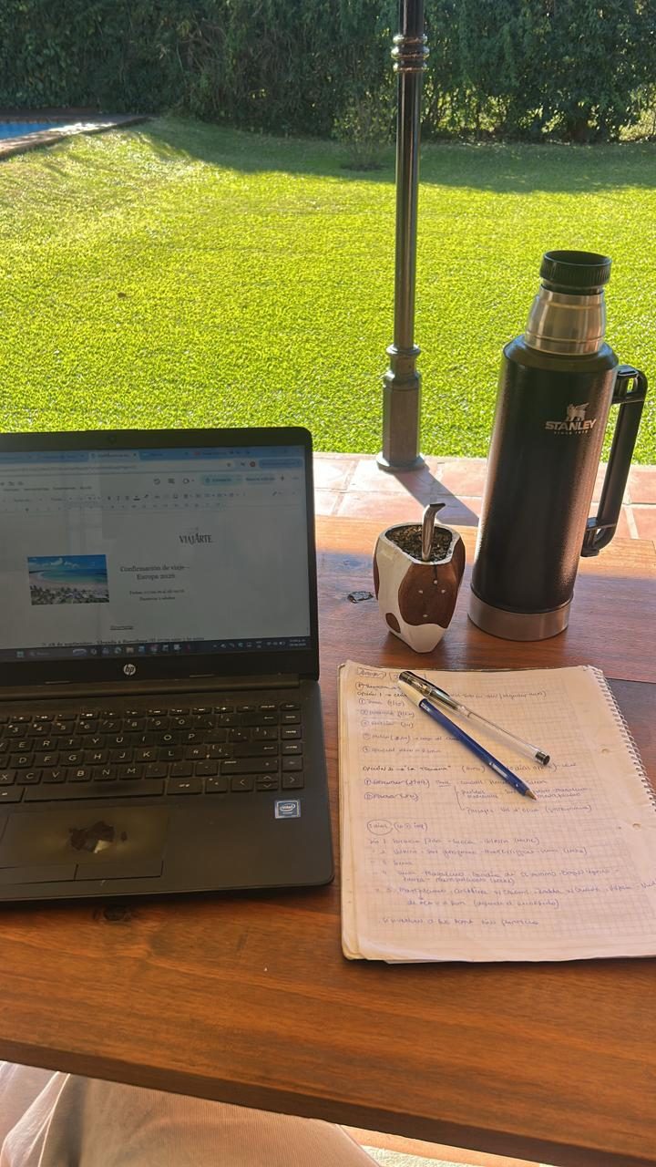 Escritorio de trabajo de Viajarte con notebook, mate y apuntes