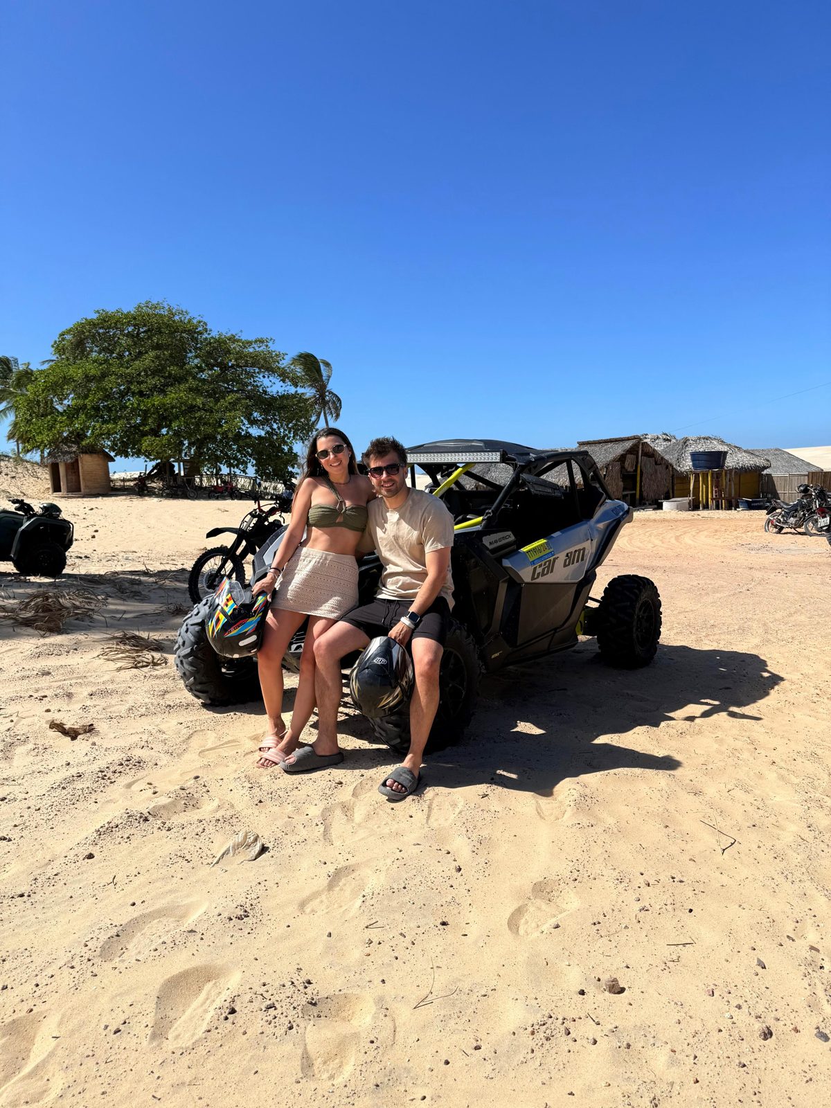Pareja junto a un buggy en la playa de Ilha Grande