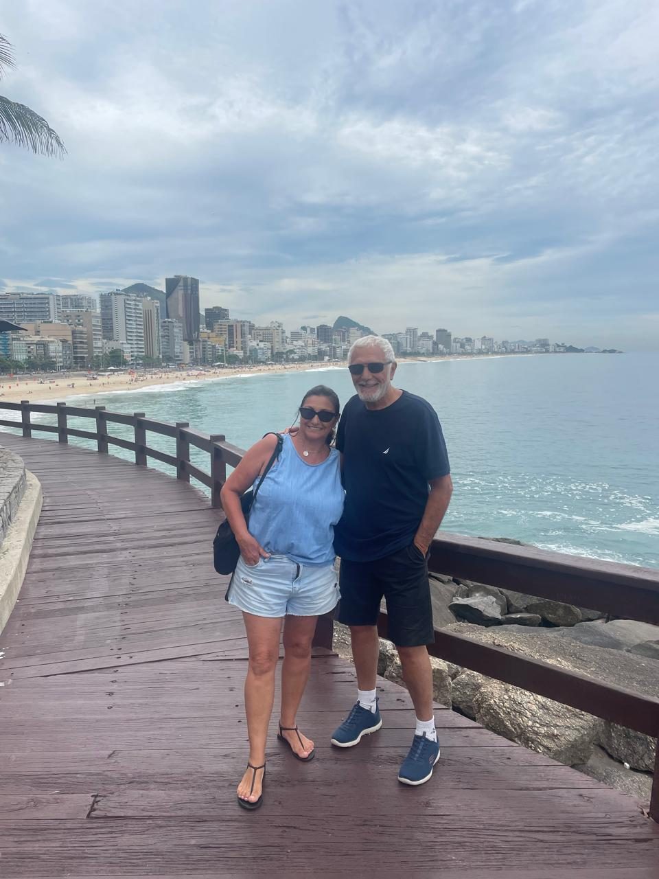 Pareja en un mirador frente a Ipanema