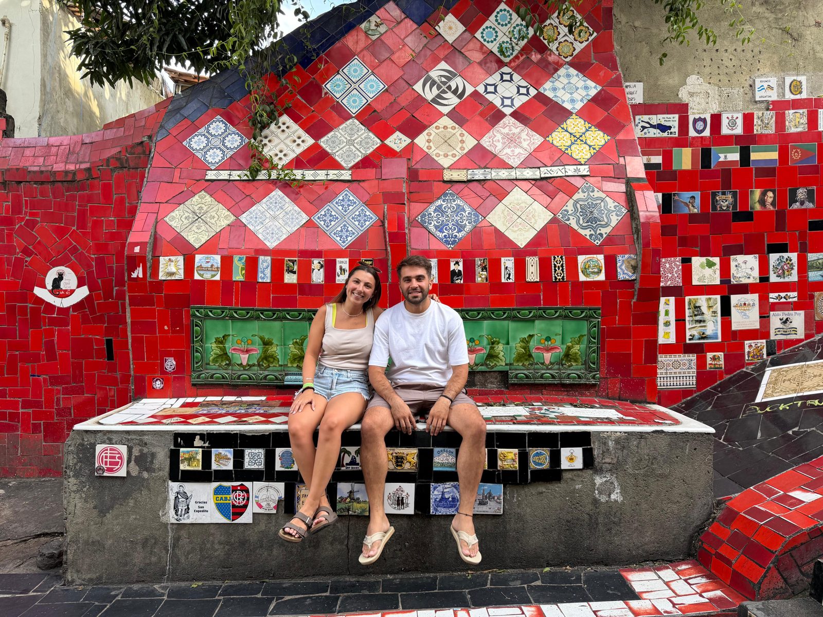 Pareja en la escalera Selarón de Río de Janeiro