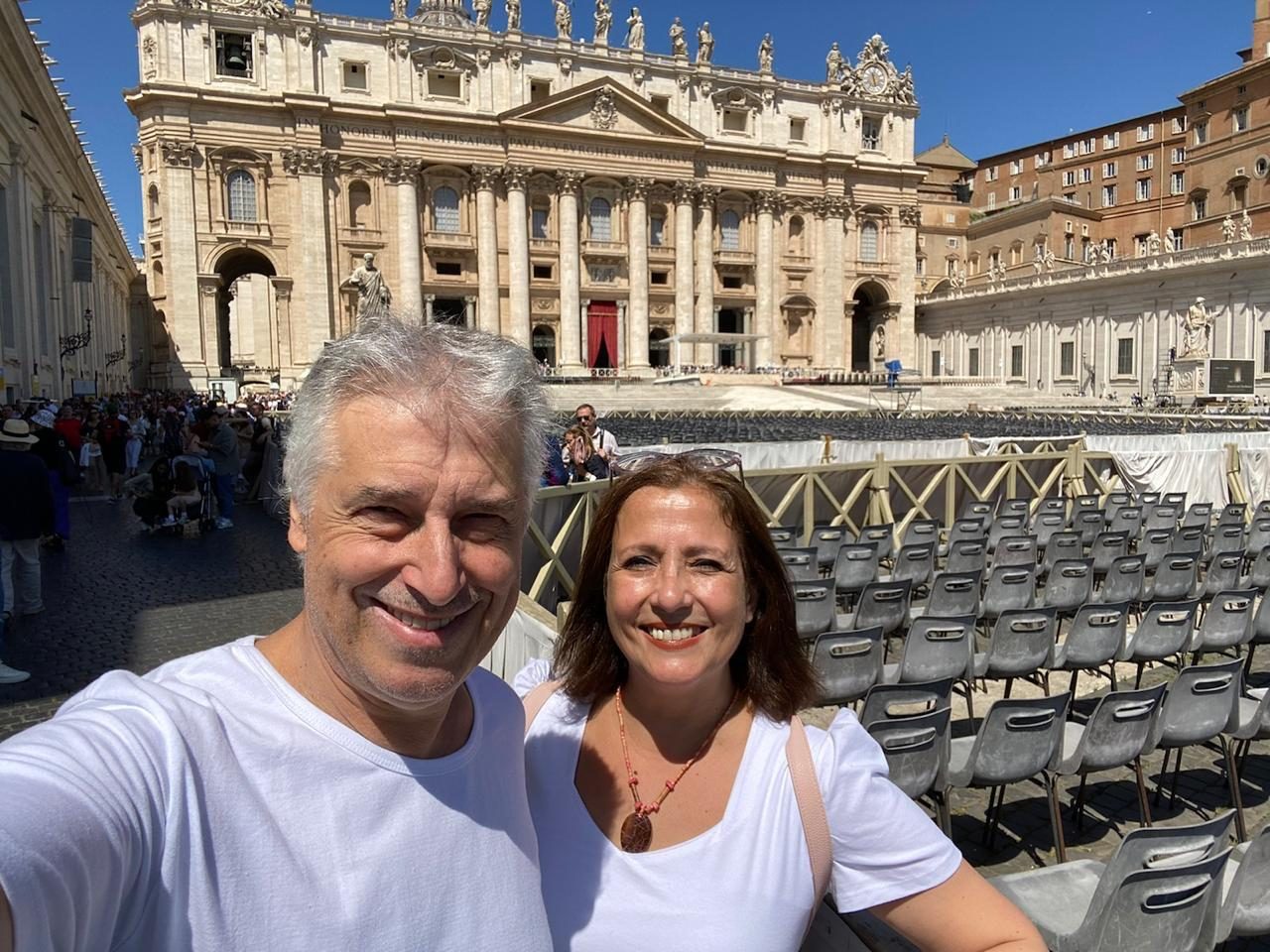 Pareja frente a la Basílica de San Pedro