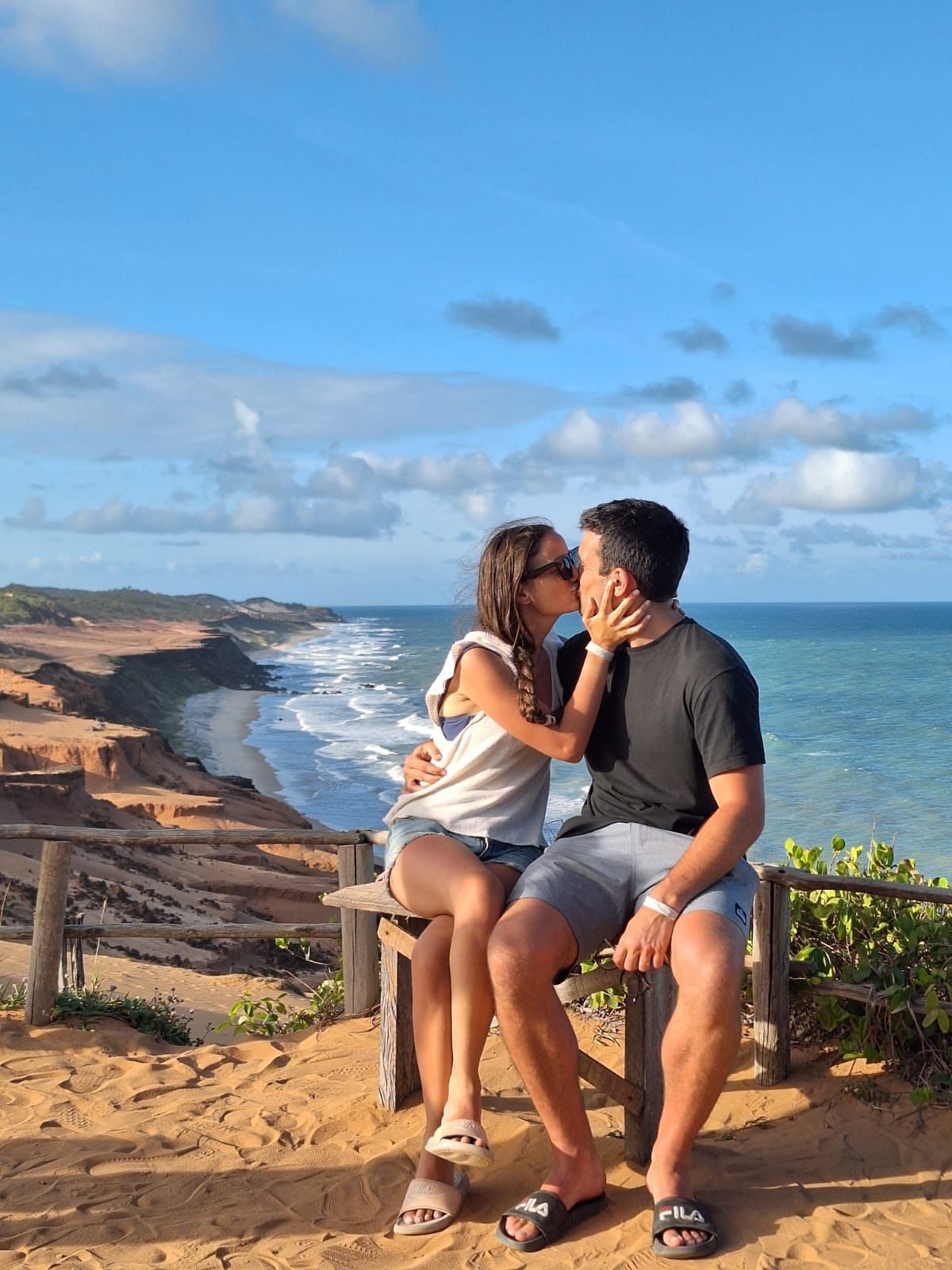 Pareja de viajeros de Viajarte frente al mar en Pipa, Brasil